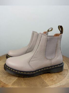 •DOC MARTENS• 2976 Chelsea Boot Vintage Taupe Virginia